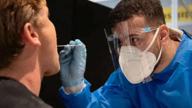 La OMS calificó a la nueva variante como de riesgo global "muy alto".