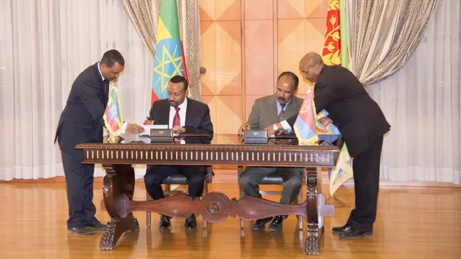 ጠቅላይ ሚኒስትር ዐብይ አህመድ (በስተግራ) ከኤርትራው ፕሬዚደንት ኢሳያስ አፈወርቂ ጋር ስምምነት ሲፈራረሙ