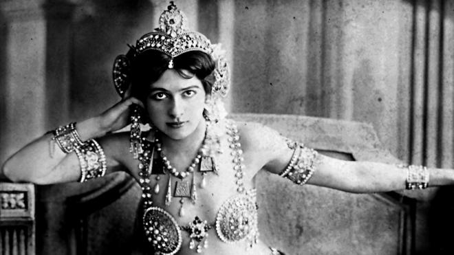 Retrato de Mata Hari, del estudio de fotografía Reutlinger, en Paris.