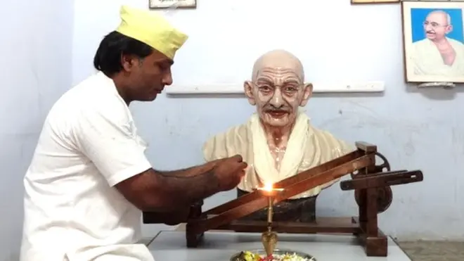 અહીં ગાંધીજીની પ્રતિમાને કેદીઓ દરરોજ દીવો કરે છે