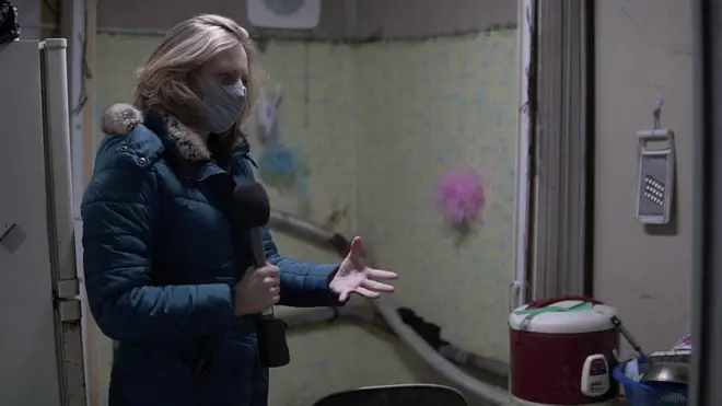 경기도 포천의 한 비닐하우스 숙소를 찾은 로라 비커 BBC 서울 특파원