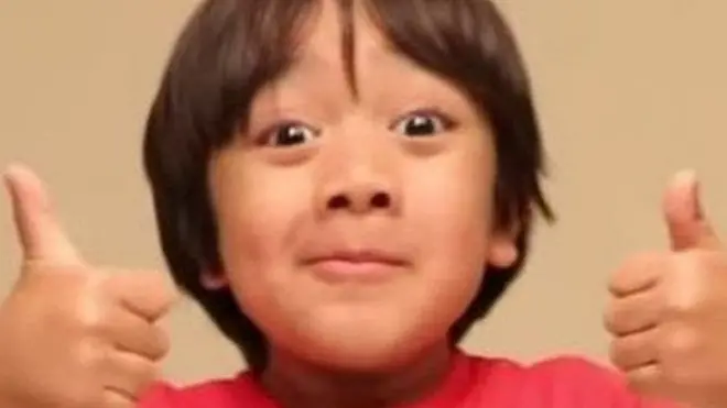 బొమ్మలతో ఆడుకుంటున్న రేయాన్