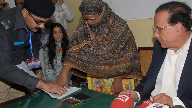 چار جنوری 2011 کو اسلام آباد کی کوہسار مارکیٹ میں انہی کے محافظ ممتاز قادری نے ان کو گولیاں مار کر ہلاک کر دیا تھا