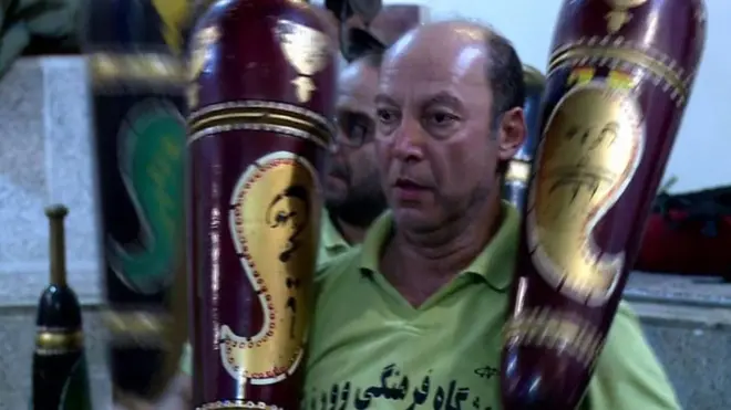 تعرف على رياضة الزورخانا القديمة التي تجمع بين الجسد والروح والدين في إيران.