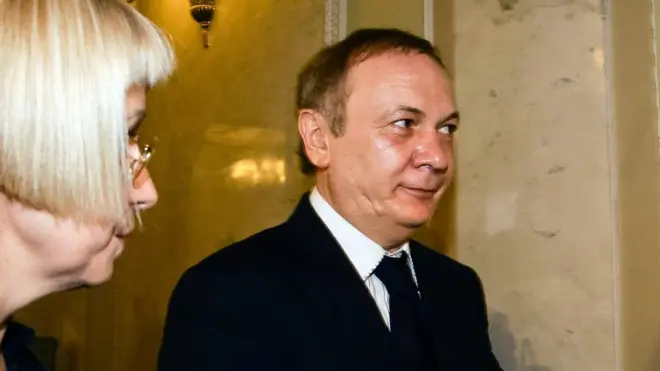 Юрія Іванющенка вважають близьким до екс-президента Віктора Януковича і звинувачують в організації розтрати чужого майна та незаконному збагаченні в особливо великих розмірах