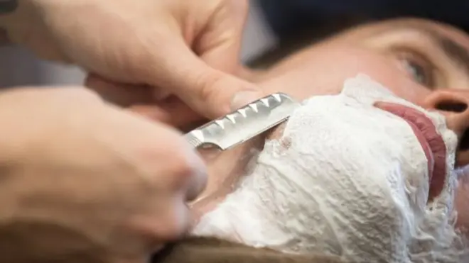 İngiltere'de kadın hakları örgütleri kadınların tuvalet malzemeleri için erkeklerden yüzde 37 daha fazla ödediğini söylüyor.