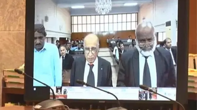 سپریم کورٹ کے سینئر وکیل اور سابق ایڈووکیٹ جنرل سندھ یوسف لغاری اس ای کورٹ میں پہلے وکیل کے طور پر پیش ہوئے