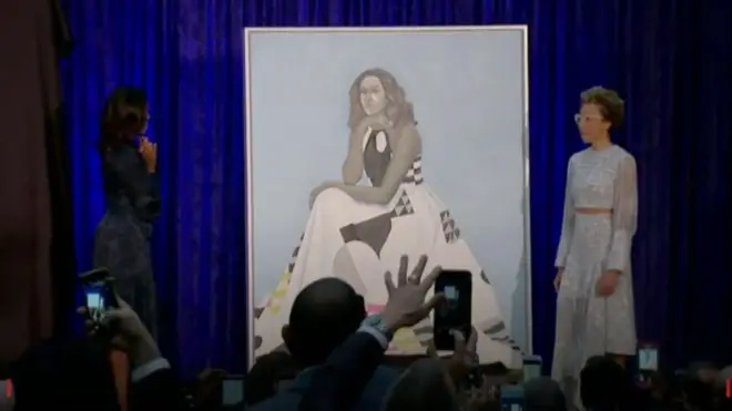 ミシェル・オバマさん、肖像画を見上げた女の子とダンス