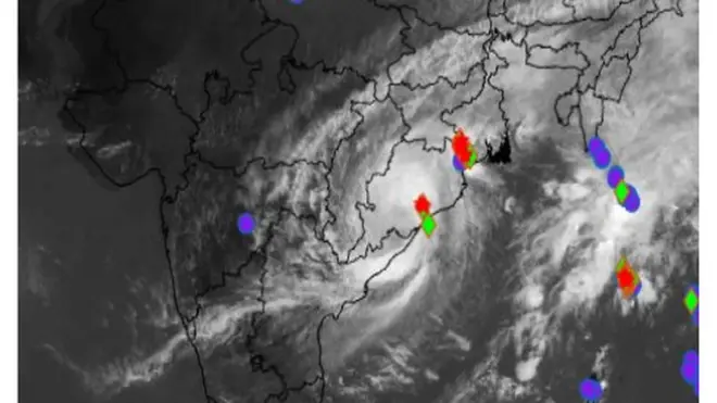 ভারতের উডিষা উপকূলে আঘাত করেছে ঘূর্ণিঝড় তিতলি, অন্যদিকে আরব সাগরে রয়েছে ঘূর্ণিঝড় লুবান