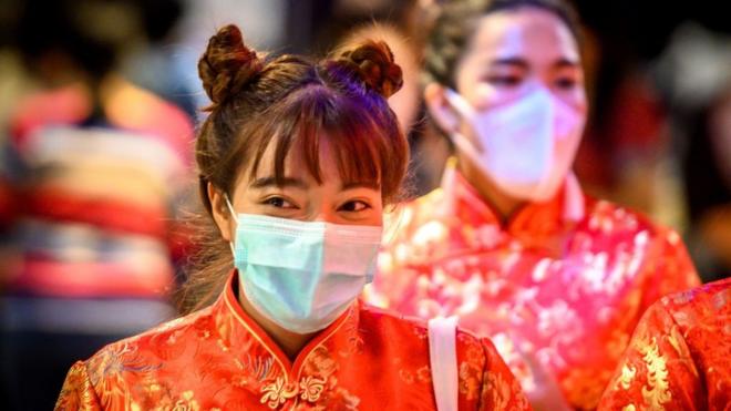 Китайская девушка в медицинской маске
