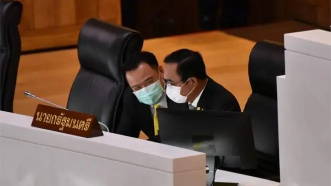 นายอนุทิน ชาญวีรกูล หารือกับ พล.อ. ประยุทธ์ จันทร์โอชา ระหว่างการประชุมสภา 31 พ.ค.