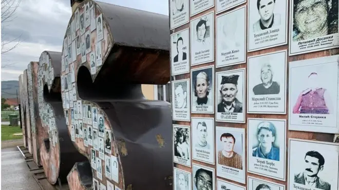 Umetnička instalacija MISSING, delo umetnika Gorana Stojčetovića nalazi se ispred Doma kulture u Gračanici