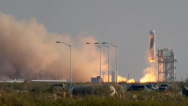 Мільярдер Джефф Безос успішно злітав у космос