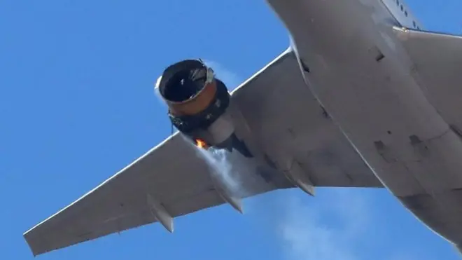 د امریکا کولوراډو ایالت ډنفر ښار ته څېرمه پر یوه استوګنیزه سیمه د بوینګ ۷۷۷ الوتکې پاتې شوني رالوېدلي دي.