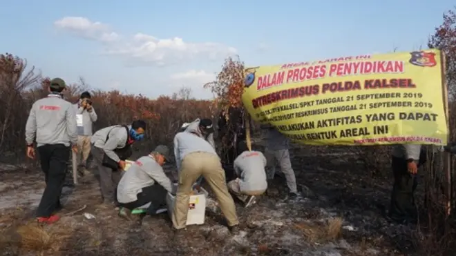 Tim Satgas Gakum Karhutla Dit Reskrimsus Polda Kalsel menyegel lahan yang terbakar milik PT BIT di Kecamatan Martapura Barat, Kabupaten Banjar, Kalimantan Selatan, Rabu (25/9/2019).