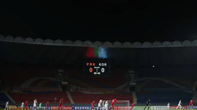 텅 빈 경기장에서 승부 펼치는 한국-북한