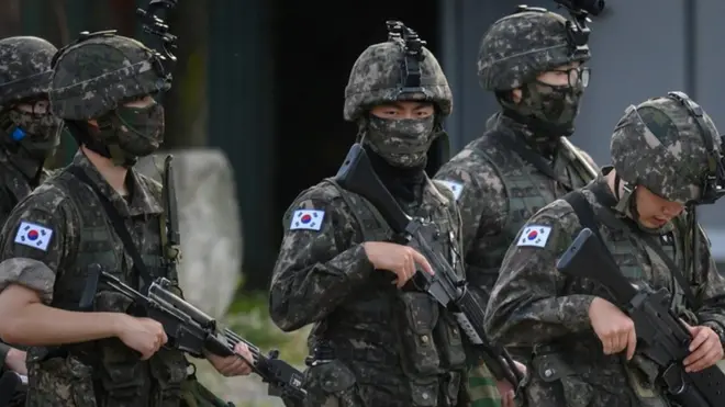 Tentara Korsel berbaris menuju lokasi perbatasan dengan Korea Utara, 16 Juni 2020.