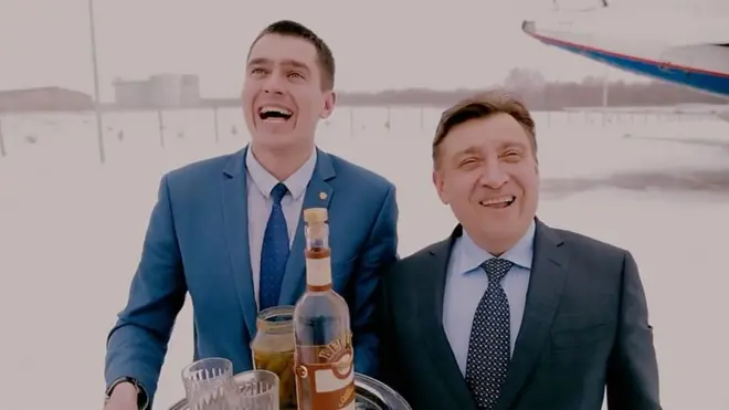 В видеоролике, размещенном на портале YouTube, чиновники пьют на работе, играют в карты и переодеваются в женщин.
