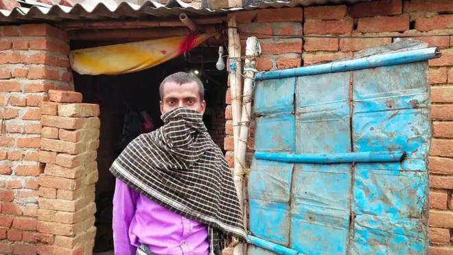 मजदूरों की आंखों के सामने अंधेरा है और दिमाग खाली