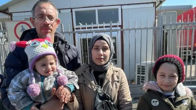 भूकंप में घर जमींदोज़ होने के बाद तुर्की से सीरिया लौट रहे उबैद और उनका परिवार