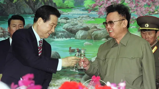 Trong số các món quà mà lãnh đạo Nam Hàn Kim Đại Trọng (trái) tặng ông Kim Jong-il trong chuyến đi tới Bình Nhưỡng hồi 6/2010 có một chiếc TV màu 60-inch