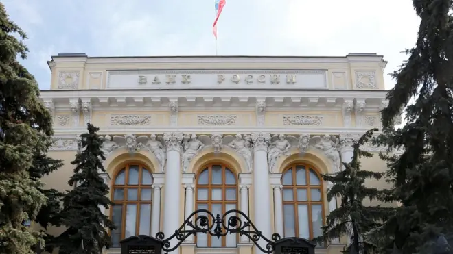 Информацию журналистам подтвердили представители Центробанка