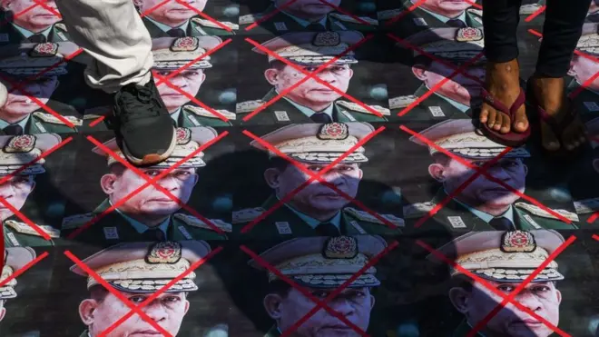 ผู้ประท้วงเหยียบรูปหน้าผู้นำกองทัพเมียนมา