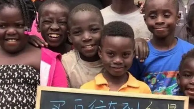 Anak-anak Afrika dibayar US$1,5 hingga US$4,5 untuk tampil di video atau foto promosi vendor-vendor di situs belanja Taobao.