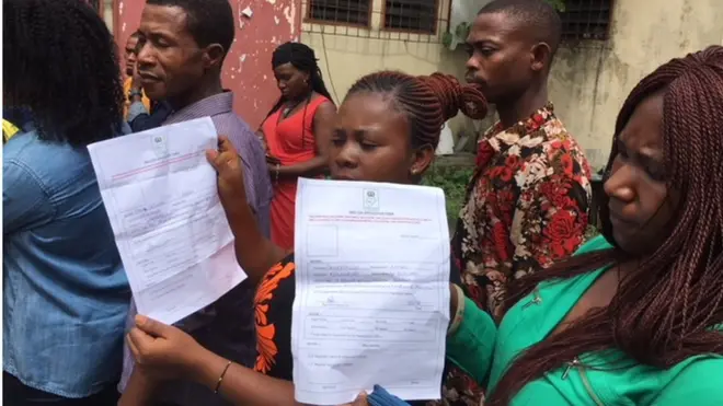 Some pipo for di crowd come to register while odas come to collect dia voters card as some of dem don register since last year but dem neva collect dia PVC.