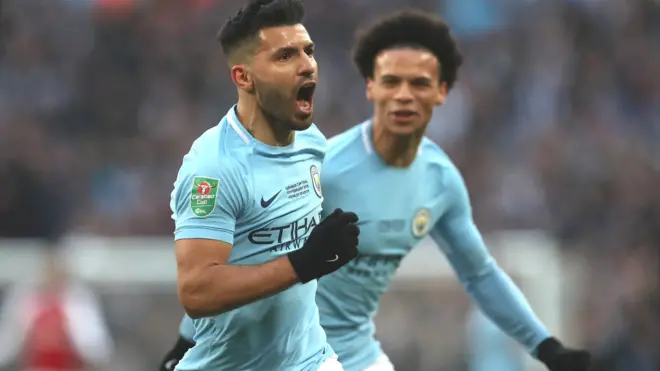 Sergio Agüero celebra junto a Leroy Sané