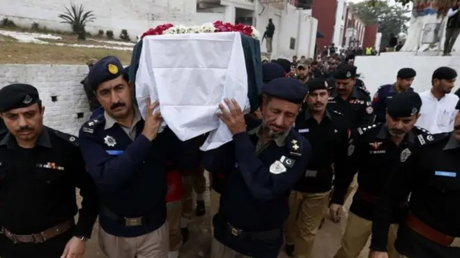 عدالت میں یہ بتایا جائے کہ پولیس اہلکاروں کو شہدا کے کیا پیکجز دیے جا رہے ہیں: وکیل