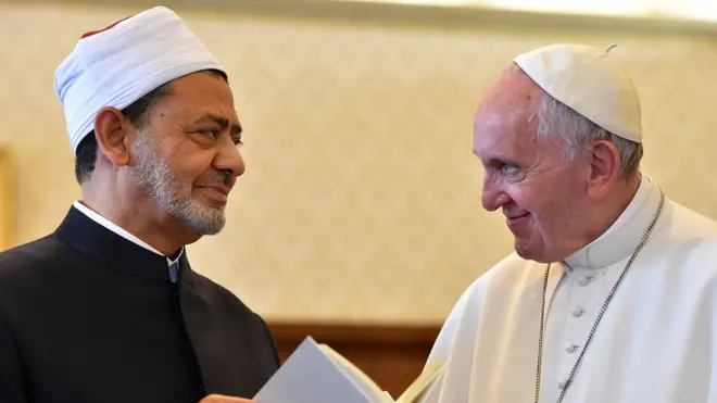 El Ezher imamı Şeyh El Tayyib, geçen yıl Vatikan'da düzenlediği gezide Papa Francesco ile görüşmüştü.