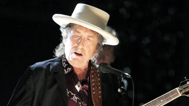Bob Dylan ganó el Nobel de Literatura por su creación de "nuevas expresiones poéticas dentro de la gran tradición de la canción estadounidense".