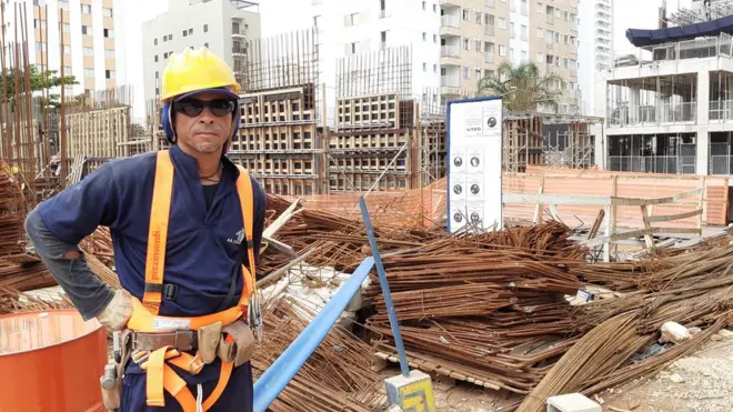 Quem se manteve empregado no setor durante a crise, como Everton, viu a renda cair