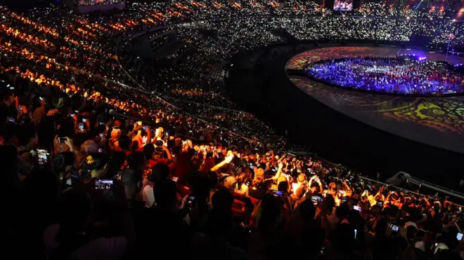 Penonton menyaksikan Upacara Penutupan Asian Games ke 18, tahun 2018 di Stadion Utama Gelora Bung Karno, Senayan, Jakarta, Minggu (2/9).