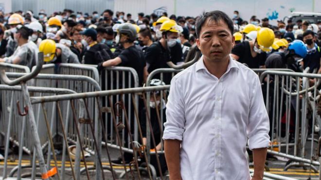 胡志伟站在示威者防线前（12/6/2019）