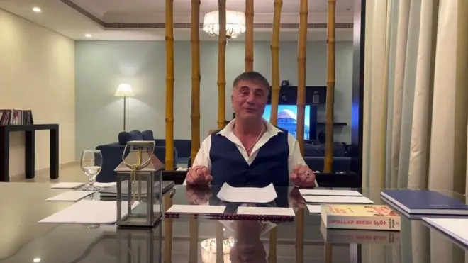 سادات بكر أثناء تسجيل فيديوهاته من غرفته في فندق بدبي