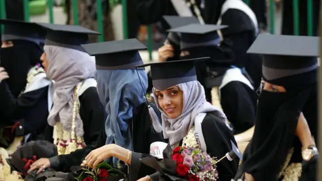 آلاف الشباب يتخرجون من الجامعات العربية كل عام