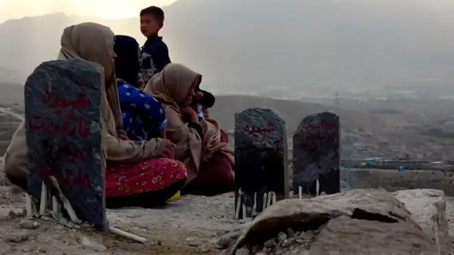 د مې پر ۸مه، د کابل دشت برچي سیمه کې پر منځني ښوونځي د درېیو بمي بریدونو پرمهال زدکوونکو چیغې وهلې. په برید کې لږترلږه ۸۵ کسان ووژل، چې ډېری قربانیان یې د ښوونځي زدکوونکې وې.