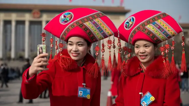 Mujeres chinas con selfie