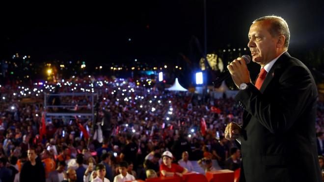 埃尔多安在未遂政变发动一周年当天，在伊斯坦布尔向上万名支持者发表富有情感的演说。