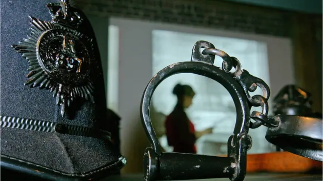 каска та наручники поліції в експозиції про Джека-Різника в Лондоні