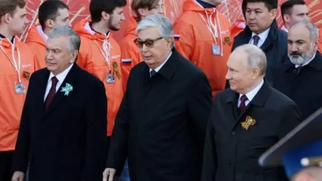 Ўзбекистон Президенти Шавкат Мирзиёев, Қозоғистон Президенти Қасим Жўмарт Тоқаев, Россия Президенти Владимир Путин, Арманистон Бош вазири Никол Пашинян Қизил майдондаги парадга кириб келишмоқда