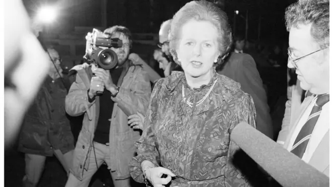 Margaret Thatcher conversa con la prensa tras el alto al fuego en las Malvinas/Falklands