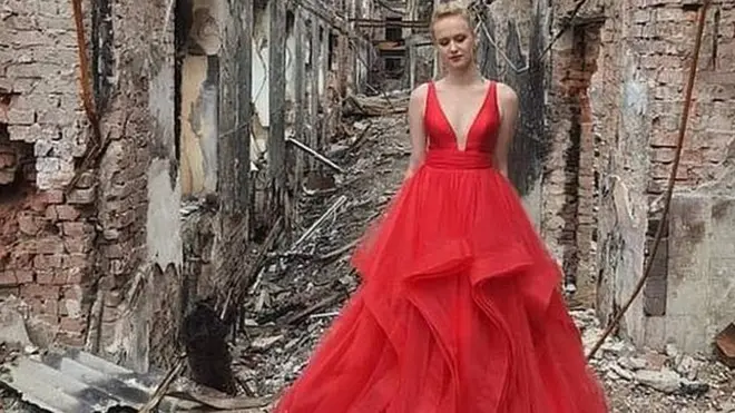 Валерия у руин своей школы в Харькове