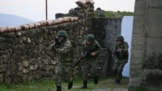 جنود في الجيش التركي في تدريبات جنوب شرقي البلاد