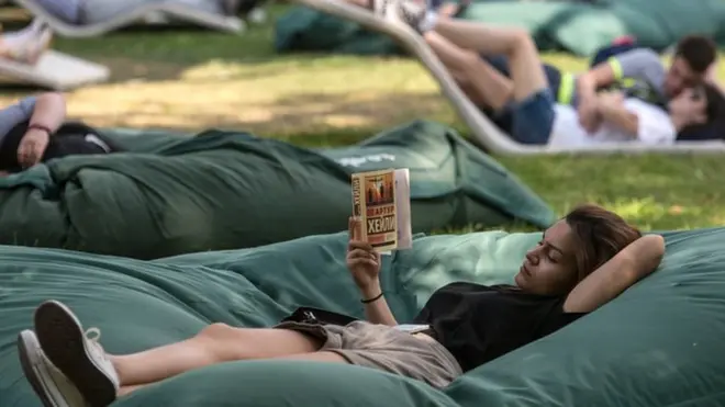 Июльский день 2016 года. На лежаках в Парке Горького - публика, которая в дособянинские времена в парк заходить побаивалась