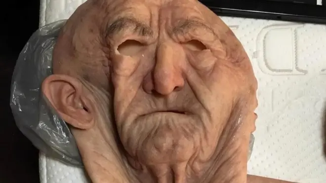 Маска, яку виявили в будинку ватажка грабіжників