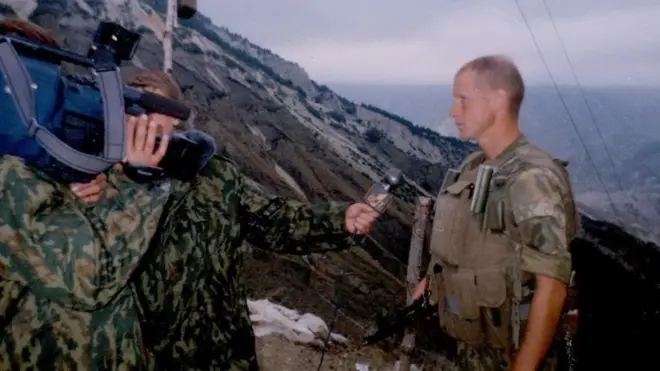 Эта и несколько других фотографий Олега Пулатова были опубликованы на сайте Киевского высшего общекомандного училища, которое он закончил. Прокуратура Нидерландов считает, что именно этот человек находился рядом с "Буком" в момент пуска ракеты по малайзийскому "Боингу"