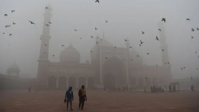 స్మాగ్‌లో అస్పష్టంగా కనిపిస్తున్న దిల్లీ జామా మసీదు
